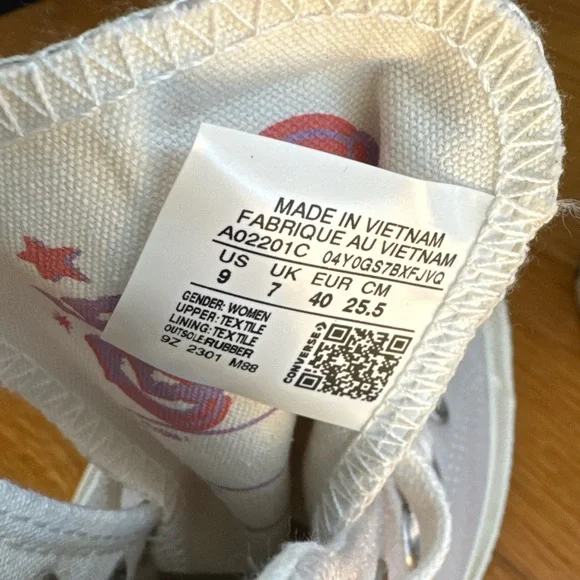 Converse Chuck Taylor  White High-Tops with Red and Green Floral Design NEW - Picture 10 of 10